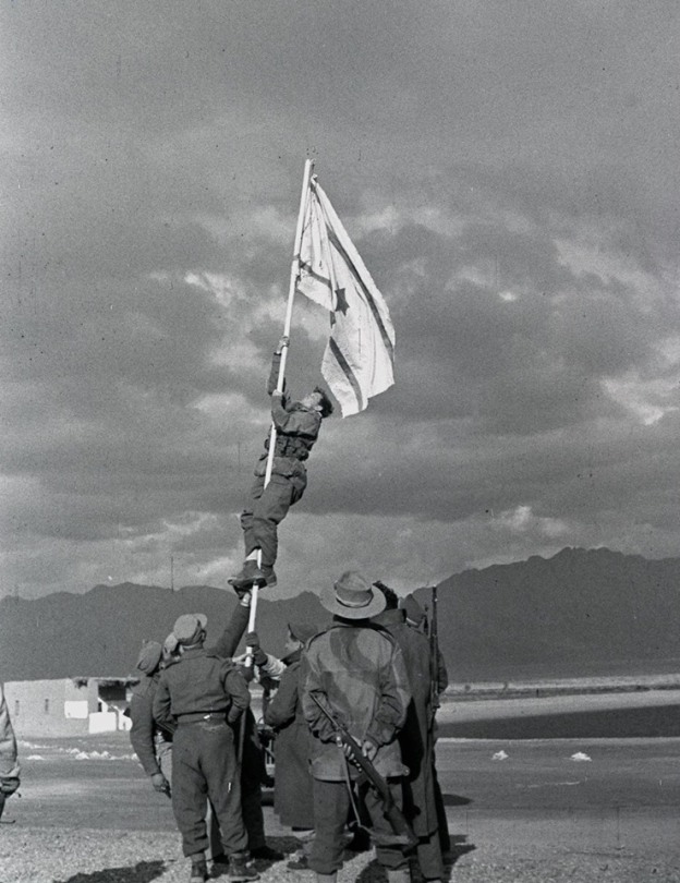 10/03/1949, Eilat (Um Rashrash): Τέλος του Πολέμου της Ανεξαρτησίας Επιχείρηση Operation Uvda; Ο Avraham Adan υψώνει την αυτοσχέδια σημαία, φωτογραφία από Micha Perry
